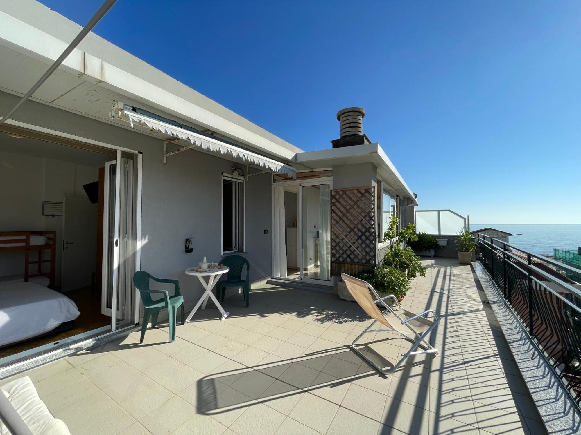Appartement 50 Mt Dalle Spiagge, Attico Vista Mare Loano